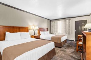 Llit o llits en una habitació de Best Western Apache Junction Inn