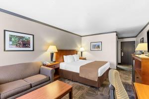 Llit o llits en una habitació de Best Western Apache Junction Inn