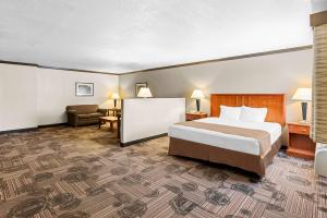 Llit o llits en una habitació de Best Western Apache Junction Inn
