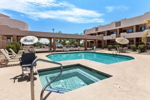 Bazén v ubytování Best Western Apache Junction Inn nebo v jeho okolí
