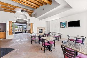 TV a/nebo společenská místnost v ubytování Best Western Apache Junction Inn