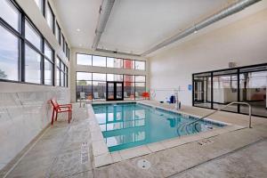 Πισίνα στο ή κοντά στο Best Western Plus Executive Residency Carlsbad Hotel
