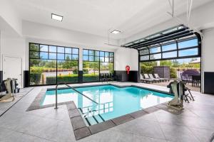 una piscina cubierta en una casa con en Best Western Plus Puyallup Hotel, en Puyallup