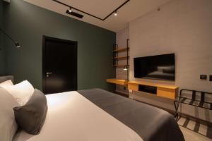 Aiden by Best Western Georgetown Guyana的电视和/或娱乐中心