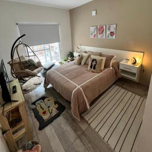 Un dormitorio con una cama grande y una ventana. en Arenas blancas 2024, en San Clemente del Tuyú