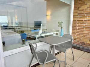 Un comedor con mesa y sillas en Strandliebe, en Dikjendeel 13 fotos más