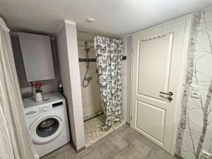 ein Badezimmer mit Waschmaschine und Waschmaschine in der Unterkunft Ferienhaus Büdnerstube gratis Schwimmbadnutzung im AHOI Sellin in Middelhagen