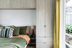 Spacious, Pet Friendly - Close to Main St的休息区