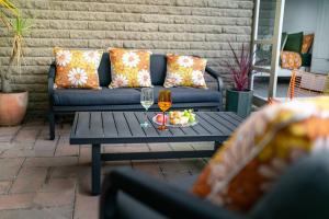 Spacious, Pet Friendly - Close to Main St的休息区