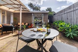 Spacious, Pet Friendly - Close to Main St外面的花园