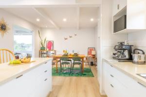 Spacious, Pet Friendly - Close to Main St的厨房或小厨房