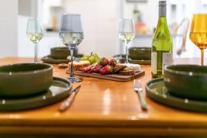 Spacious, Pet Friendly - Close to Main St的酒水