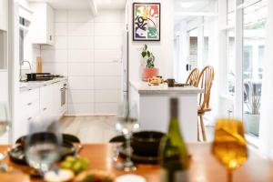 Spacious, Pet Friendly - Close to Main St的厨房或小厨房