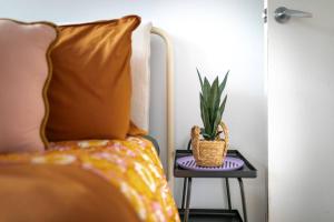 Spacious, Pet Friendly - Close to Main St客房内的一张或多张床位