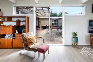 Spacious, Pet Friendly - Close to Main St的电视和/或娱乐中心