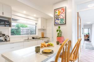 格罗夫海洋Spacious, Pet Friendly - Close to Main St的厨房里有一张桌子，桌子上放着一碗水果