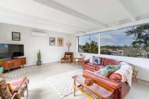 格罗夫海洋Spacious, Pet Friendly - Close to Main St的带沙发和大窗户的客厅