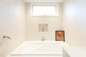 格罗夫海洋Spacious, Pet Friendly - Close to Main St的带浴缸和窗户的白色浴室 更多37张照片