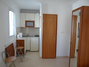 Kuchyň nebo kuchyňský kout v ubytování Apartments by the sea Pag - 17147 + 16 fotografií