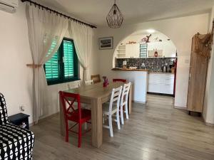 Kuchyň nebo kuchyňský kout v ubytování Apartments by the sea Grebastica, Sibenik - 5270