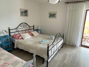 Postel nebo postele na pokoji v ubytování Apartments by the sea Grebastica, Sibenik - 5270