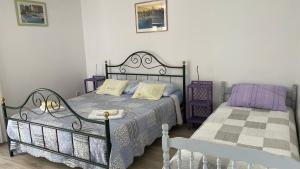 Postel nebo postele na pokoji v ubytování Apartments by the sea Grebastica, Sibenik - 5270