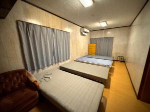 Postel nebo postele na pokoji v ubytování 海と西一棟貸し宿