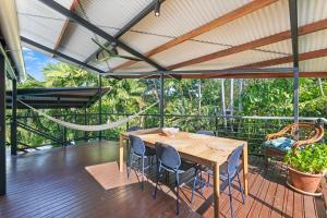 صورة لـ Tropical Luxe Treehouse - Lush Poolside Living في Nightcliff