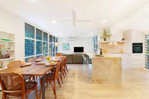 صورة لـ Tropical Luxe Treehouse - Lush Poolside Living في Nightcliff