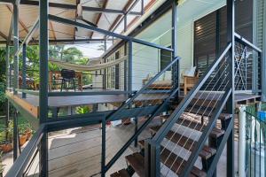 صورة لـ Tropical Luxe Treehouse - Lush Poolside Living في Nightcliff