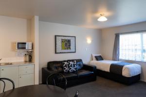 Ένα ή περισσότερα κρεβάτια σε δωμάτιο στο ASURE Gables Motor Lodge +61 φωτογραφίες