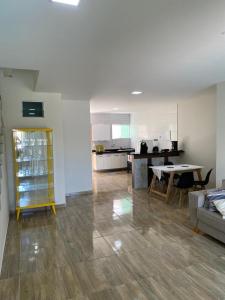 ein Wohnzimmer mit Sofa und Tisch in der Unterkunft Casa Da Onda in Tamandaré