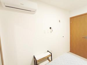 Habitación con cama y puerta de madera en Intermares, Apartamento Automatizado e Inteligente - Piscina, Elevador, Garagem - Conforto, Paz e Sossego, excelente para descansar, trabalhar ou estudar, en Cabedelo 41 fotos más