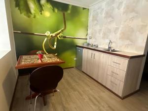 una cucina con tavolo, sedia e lavandino di Edificio Terravina a Tarija