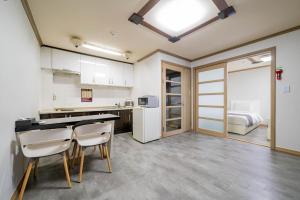Kuchyň nebo kuchyňský kout v ubytování Sokcho Ritz Hotel