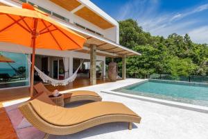 Casa con piscina y sombrilla de color naranja en SunTien a spectacular 4br beach front pool villa, en Ko Pha Ngan