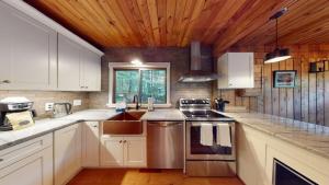 Treehouse Home Brought to you by GetAway Vacations tesisinde mutfak veya mini mutfak