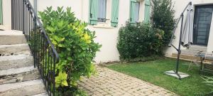 une clôture devant une maison dans l'établissement Maison en plein coeur du Vexin, à Drocourt 4 autres photos