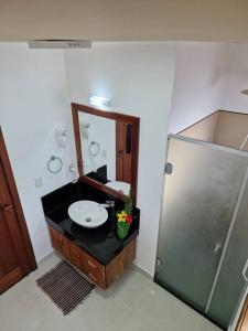 un bagno con lavandino e doccia di Apartamento tranquilo elegante espaçoso a Porto Seguro Altre 14 foto