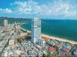 - une vue sur la plage et un grand bâtiment dans l'établissement GRAND HYCHARMS serviced STUDIO, à Quy Nhơn