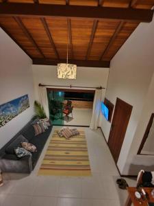 un soggiorno con un divano e un tavolo di Apartamento tranquilo elegante espaçoso a Porto Seguro