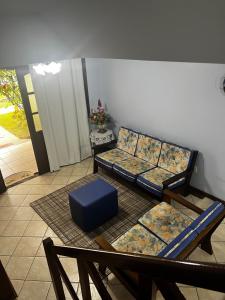 een kamer met drie bedden en een tafel en stoelen bij Casa Duplex com 02 suites completa em Condomínio com Piscina , Sauna , churrasqueiras, deck podendo parar embarcações, próximo as Praias das Conchas e Peró e também linda Ilha do Japônes in Cabo Frio