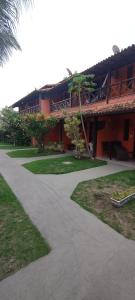 een loopbrug voor een gebouw bij Casa Duplex com 02 suites completa em Condomínio com Piscina , Sauna , churrasqueiras, deck podendo parar embarcações, próximo as Praias das Conchas e Peró e também linda Ilha do Japônes in Cabo Frio