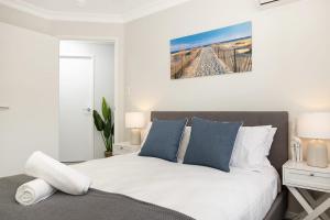 Ένα ή περισσότερα κρεβάτια σε δωμάτιο στο Large Family Pool Home in Taringa 6km to CBD Pets