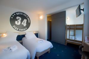 Postel nebo postele na pokoji v ubytování Hôtel des 4 Ours + 20 fotografií