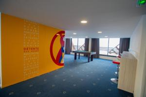 TV a/nebo společenská místnost v ubytování Hôtel des 4 Ours