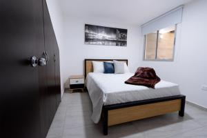 a bedroom with a bed and a window at apartamento encantador cerca del centro in Santa Rosa de Cabal