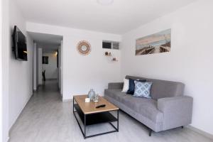 a living room with a couch and a table at apartamento encantador cerca del centro in Santa Rosa de Cabal