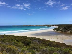 una vista aerea su una spiaggia con l'oceano di Kangaroo Island Supashak a Vivonne Bay Altre 7 foto