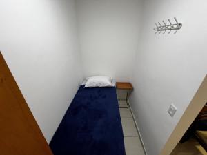 Habitación pequeña con cama en la esquina en Flat completo para até 4 pessoas no Vidigal - RJ, en Río de Janeiro